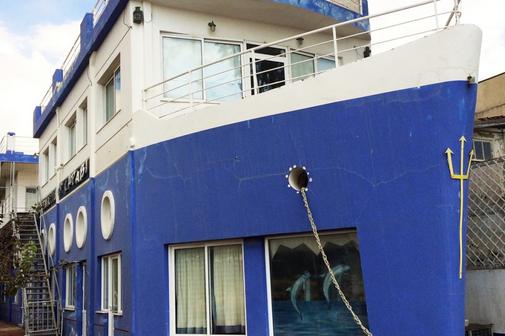 “Παραλία Ασπροπύργου”…ένα ακόμη παράδειγμα ανάπλασης…αλά ελληνικά που παρήκμασε και καταστράφηκε αλά ελληνικά